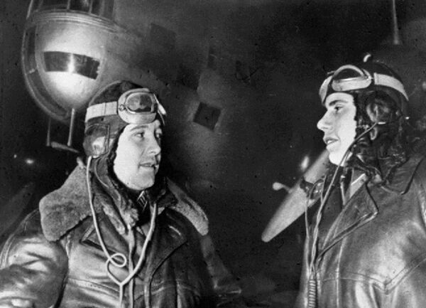 Đại tá Evgeniy N. Preobrazhenskiy cùng hoa tiêu bay cùng trong chiến dịch không kích vào ngày 8-8-1941 Đại tá Evgeniy N. Preobrazhenskiy cùng hoa tiêu bay cùng trong chiến dịch không kích vào ngày 8-8-1941 - Sputnik Việt Nam