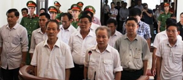 Nhóm cựu cán bộ xã Đồng Tâm và huyện Mỹ Đức trong ngày thứ hai xét xử - Sputnik Việt Nam