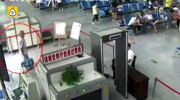 Kiểm tra túi hành lý của một nam hành khách Trung Quốc - Sputnik Việt Nam