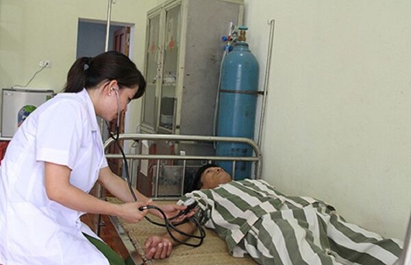 Thượng úy Cao Phương Loan đang khám cho phạm nhân tại Bệnh xá. - Sputnik Việt Nam