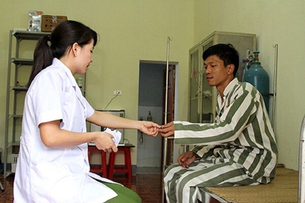 Phạm nhân ốm được bác sĩ trại giam cấp phát thuốc điều trị. - Sputnik Việt Nam