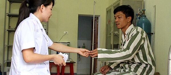 Phạm nhân ốm được bác sĩ trại giam cấp phát thuốc điều trị. Phạm nhân ốm được bác sĩ trại giam cấp phát thuốc điều trị. - Sputnik Việt Nam
