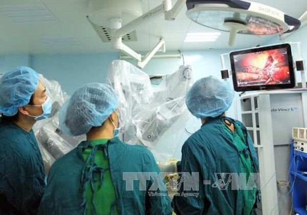 Các bác sĩ Khoa Ngoại Gan Mật thực hiện phẫu thuật robot cắt trọn vẹn hạ phân thùy gan II, III cho người bệnh. Các bác sĩ Khoa Ngoại Gan Mật thực hiện phẫu thuật robot cắt trọn vẹn hạ phân thùy gan II, III cho người bệnh. - Sputnik Việt Nam