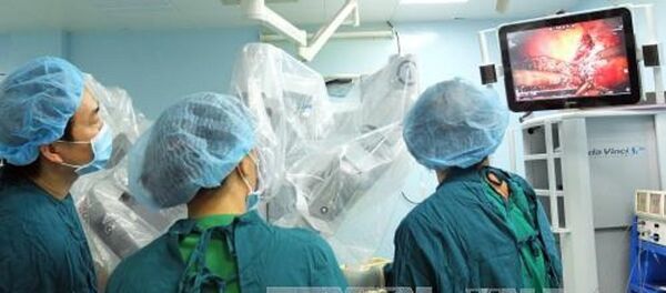 Các bác sĩ Khoa Ngoại Gan Mật thực hiện phẫu thuật robot cắt trọn vẹn hạ phân thùy gan II, III cho người bệnh. Các bác sĩ Khoa Ngoại Gan Mật thực hiện phẫu thuật robot cắt trọn vẹn hạ phân thùy gan II, III cho người bệnh. - Sputnik Việt Nam