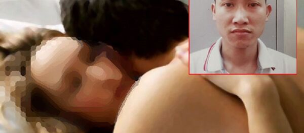 Hiến (ảnh nhỏ) quay cảnh ân ái với cô gái PG để tống tiền. - Sputnik Việt Nam