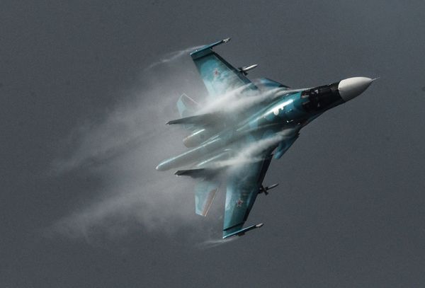 Máy bay ném bom Su-34 bay trình diễn tại triển lãm MAKS-2015. - Sputnik Việt Nam