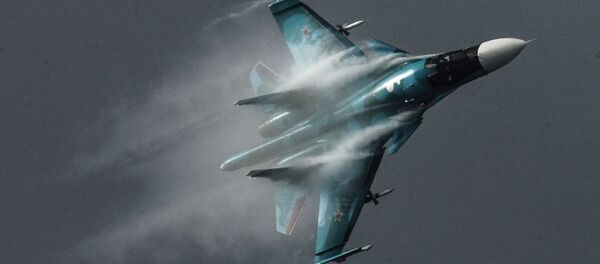 Máy bay ném bom Su-34 bay trình diễn tại triển lãm MAKS-2015. - Sputnik Việt Nam