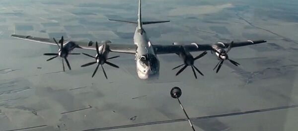 Tu-95MS (Gấu) - tàu sân bay ném bom-tên lửa chiến lược đang tiếp nhiên liệu. - Sputnik Việt Nam