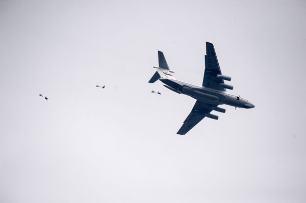 Huấn luyện đổ bộ từ IL-76. - Sputnik Việt Nam