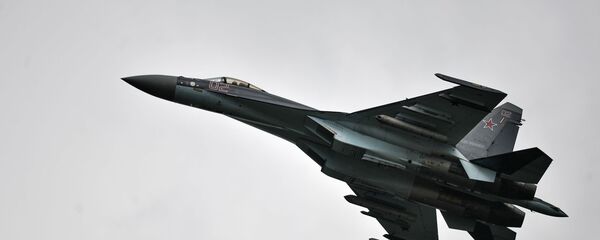 Su-35 trong chuyến bay. Su-35 trong chuyến bay. - Sputnik Việt Nam