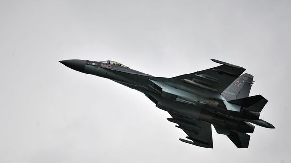 Su-35 trong chuyến bay. - Sputnik Việt Nam