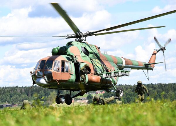 Đổ bộ lính đặc nhiệm của “Rosgvardia” từ Mi-8/17. Đổ bộ lính đặc nhiệm của “Rosgvardia” từ Mi-8/17. - Sputnik Việt Nam