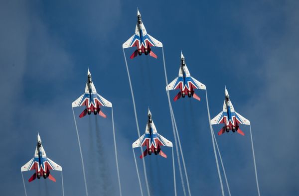 Các chiến đấu cơ đa năng MiG-29 của Nga đội nhào lộn Yến én trong buổi biểu diễn tại Diễn đàn quân sự-kỹ thuật quốc tế Quân đội 2016. - Sputnik Việt Nam