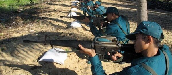 Trong ảnh lực lượng dân quân tự vệ tỉnh Bình Định huấn luyện sử dụng súng trường tấn công M16. - Sputnik Việt Nam