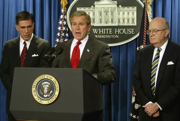 The then US President George W. Bush (C) names Democratic former US senator Chuck Robb (L) and former judge Laurence Silberman (R) as co-chairs of an independent commission to examine pre-war intelligence on Iraq's weapons of mass destruction 06 February 2004 in the briefing room of the White House in Washington, DC. The then US President George W. Bush (C) names Democratic former US senator Chuck Robb (L) and former judge Laurence Silberman (R) as co-chairs of an independent commission to examine pre-war intelligence on Iraq's weapons of mass destruction 06 February 2004 in the briefing room of the White House in Washington, DC. - Sputnik Việt Nam