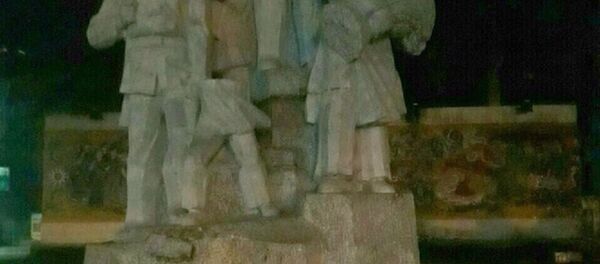 Bức tượng bị gãy thân ở cụm tượng đài chiến thắng tại thành phố Bắc Kạn - Sputnik Việt Nam