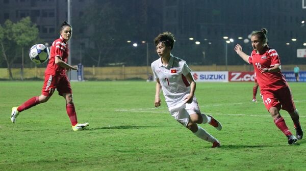 Vietnamese midfielder Nguyen Thi Tuyet Dung in action - Sputnik Việt Nam