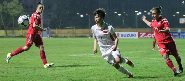 Vietnamese midfielder Nguyen Thi Tuyet Dung in action - Sputnik Việt Nam