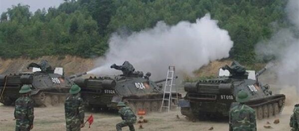 Pháo tự hành đổ bộ đường không ASU-85 của Việt Nam bắn đạn nước kiểm tra kỹ thuật - Sputnik Việt Nam