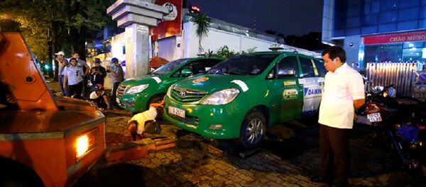 Hai chiếc xe taxi đậu lấn chiếm vỉa hè đường Nguyễn Thị Minh Khai (Q.1, TP.HCM) bị ông Đoàn Ngọc Hải chỉ đạo niêm phong chở về đồn vì đậu lấn chiếm vỉa hè và vắng chủ - Sputnik Việt Nam
