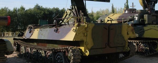 Pháo phòng không tự hành ZSU-23-4 bên cạnh tên lửa phòng không tầm thấp Strela-10 - Sputnik Việt Nam