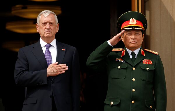Đại tướng Ngô Xuân Lịch và Bộ trưởng Quốc phòng Mỹ James Mattis - Sputnik Việt Nam