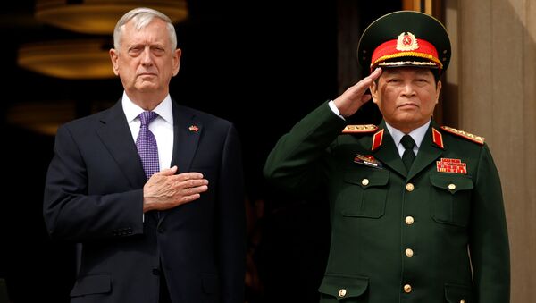 Đại tướng Ngô Xuân Lịch và Bộ trưởng Quốc phòng Mỹ James Mattis - Sputnik Việt Nam