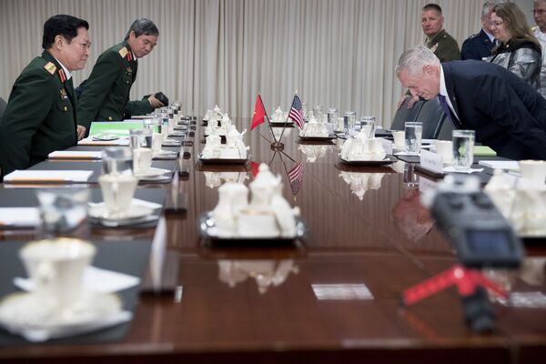 Đại tướng Ngô Xuân Lịch và Bộ trưởng Quốc phòng Mỹ James Mattis - Sputnik Việt Nam