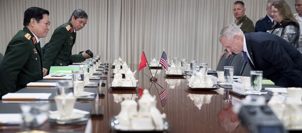 Đại tướng Ngô Xuân Lịch và Bộ trưởng Quốc phòng Mỹ James Mattis - Sputnik Việt Nam
