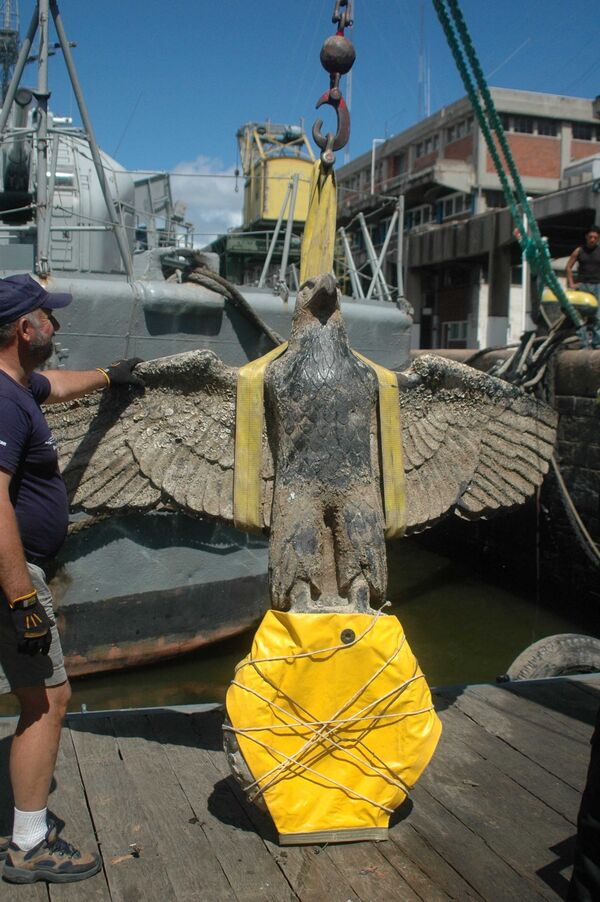 Bức tượng đại bàng bằng đồng nằm trên tàu tuần dương phát xít Đô đốc Graf Spee bị đắm ở cửa sông Rio de la Plata vào năm 1939 - Sputnik Việt Nam