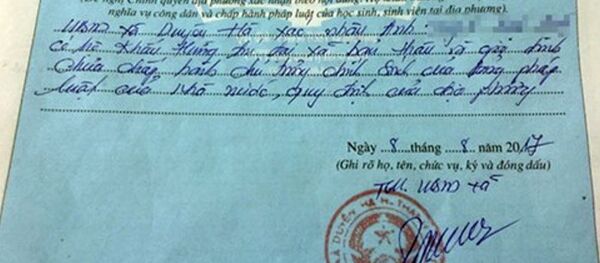 Phần bút phê của lãnh đạo UBND xã Duyên Hà (Thanh Trì, Hà Nội) vào hồ sơ xác nhận lý lịch là sai quy định - Sputnik Việt Nam