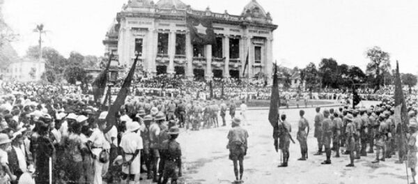 Các đội quân du kích từ các chiến khu tiến vào Hà Nội, tập trung trước Nhà hát lớn, ngày 30/8/1945. - Sputnik Việt Nam