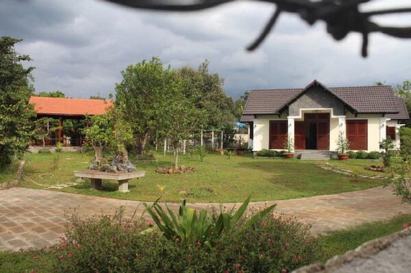 Khu biệt thự của gia đình ông Nguyễn Văn Đấu tại xã Xuân Thạnh, huyện Thống Nhất Khu biệt thự của gia đình ông Nguyễn Văn Đấu tại xã Xuân Thạnh, huyện Thống Nhất - Sputnik Việt Nam