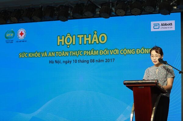 Đại diện Hội chữ thập đỏ Việt Nam lên chia sẻ về an toàn thực phẩm với người dân  - Sputnik Việt Nam