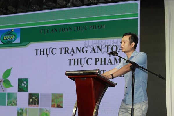 Ông Đinh Quang Minh chia sẻ với hàng trăm người dân về công tác an toàn thực phẩm và thói quen dễ dãi của người Việt - Sputnik Việt Nam