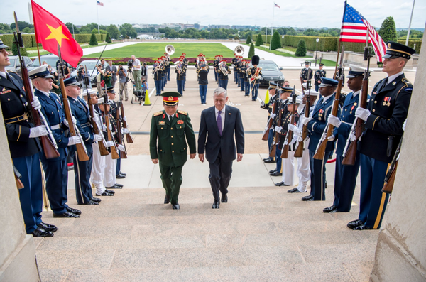 Đại tướng Ngô Xuân Lịch và Bộ trưởng Quốc phòng Mỹ James Mattis - Sputnik Việt Nam