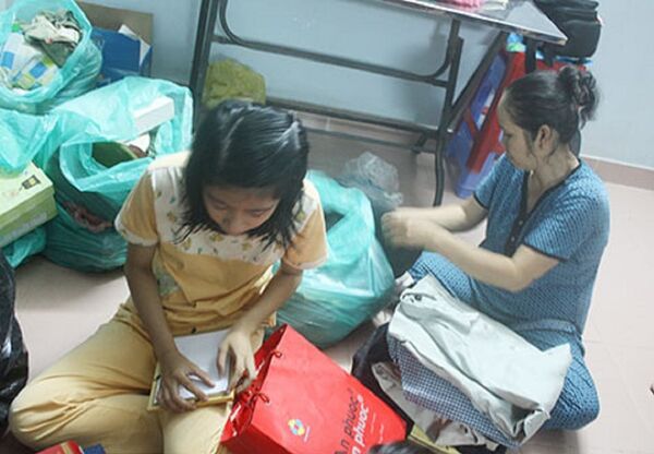 Vợ và con gái Đại tá Lý Đại Bàng bên những di vật cuối cùng của anh. Vợ và con gái Đại tá Lý Đại Bàng bên những di vật cuối cùng của anh. - Sputnik Việt Nam