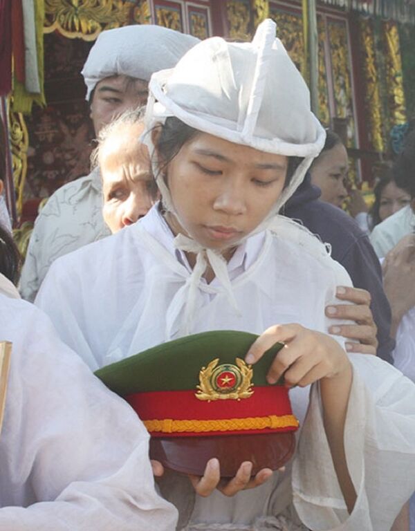 Thu Trang nâng niu chiếc mũ kê-pi của người cha anh hùng trên đường ra nghĩa trang. Thu Trang nâng niu chiếc mũ kê-pi của người cha anh hùng trên đường ra nghĩa trang. - Sputnik Việt Nam