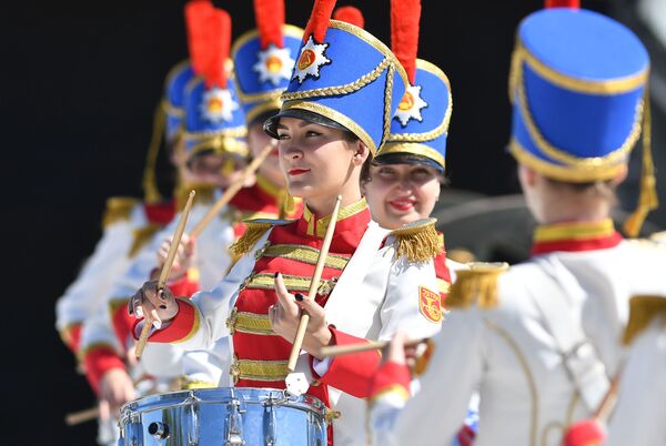 Nga. Ngoại ô Moskva. Những cô gái đánh trống trong Bảo tàng Lịch sử Chiến tranh Cánh đồng Borodino. - Sputnik Việt Nam