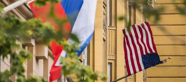 Cờ Nga và Mỹ tại Đại sứ quán Mỹ tại Moskva Cờ Nga và Mỹ tại Đại sứ quán Mỹ tại Moskva - Sputnik Việt Nam