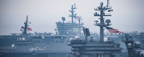 Hai tàu sân bay của Mỹ  Carl Vinson và Ronald Reagan trong  cuộc tập trận huấn luyện tại vùng biển Nhật Bản - Sputnik Việt Nam
