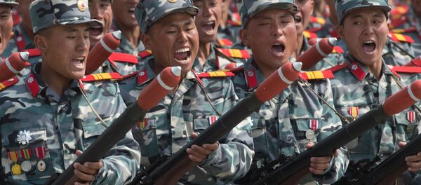 Военнослужащие во время парада, приуроченного к 105-й годовщине со дня рождения основателя северокорейского государства Ким Ир Сена, в Пхеньяне Военнослужащие во время парада, приуроченного к 105-й годовщине со дня рождения основателя северокорейского государства Ким Ир Сена, в Пхеньяне - Sputnik Việt Nam