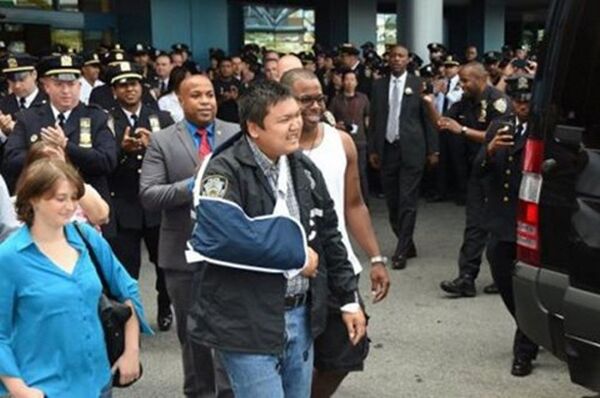 Hart Nguyễn rời khỏi bệnh viện Jamaica ở New York sau khi được điều trị vết thương Hart Nguyễn rời khỏi bệnh viện Jamaica ở New York sau khi được điều trị vết thương - Sputnik Việt Nam