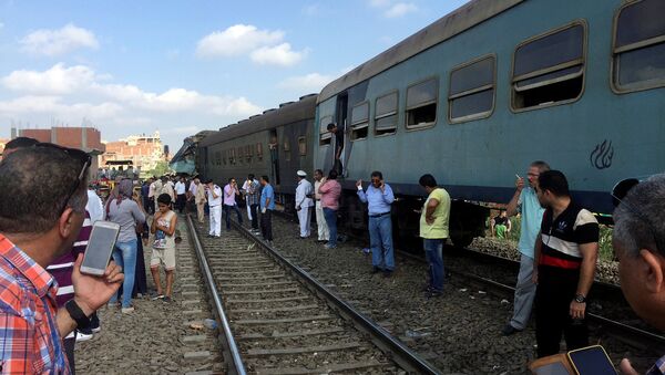 Egyptians look at the crash of two trains that collided near the Khorshid station in Egypt's coastal city of Alexandria, Egypt - Sputnik Việt Nam