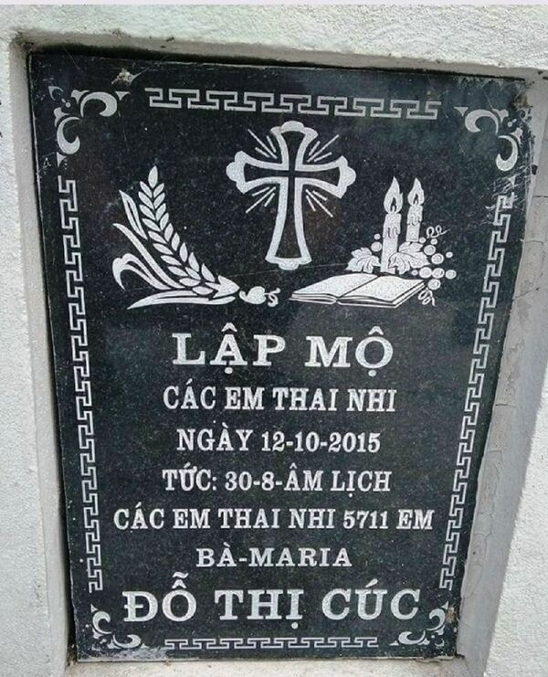 Một phần mộ các hài nhi xấu số được bà Cúc lập năm 2015 - Sputnik Việt Nam