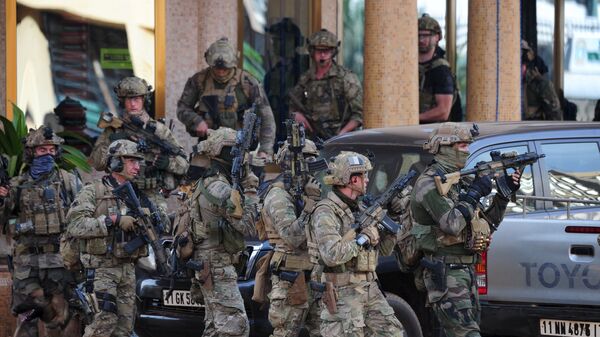 French soldiers arrive at the site of the attack in Ouagadougou, Burkina Faso, January 16, 2016. - Sputnik Việt Nam