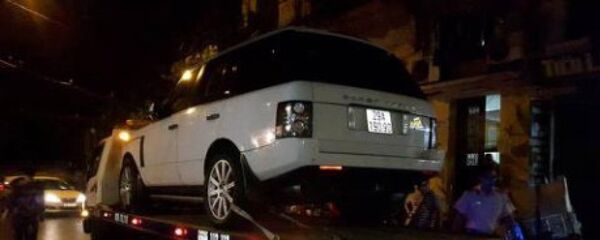 Công an quận Hoàn Kiếm đưa xe Range Rover về trụ sở tạm giữ theo quy định. - Sputnik Việt Nam