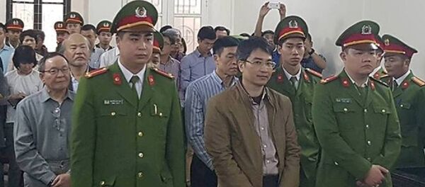 Giang Kim Đạt (ở giữa) cùng đồng phạm tại tòa sơ thẩm - Sputnik Việt Nam