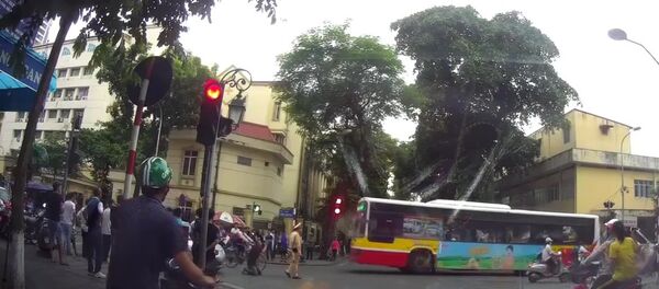 tài xế taxi quỳ xuống xin CSGT tha tội đi vào đường cấm tài xế taxi quỳ xuống xin CSGT tha tội đi vào đường cấm - Sputnik Việt Nam