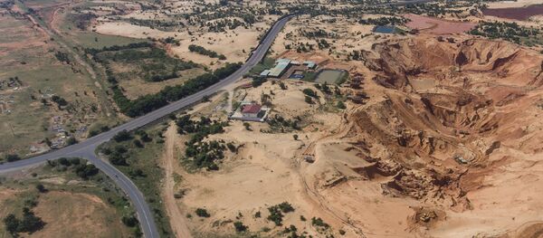 Mỏ khai thác titan và hồ chứa bùn đỏ khổng lồ tại mỏ khai thác titan ở xã Hòa Thắng, huyện Bắc Bình, Bình Thuận - Sputnik Việt Nam